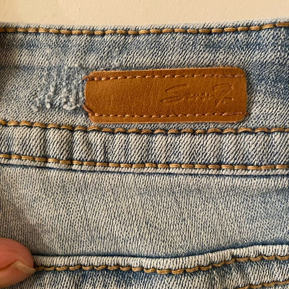 Seven7 Women's Light Blue Jeans, Embellished Pockets, Raw Hem. - Picture 7 of 10